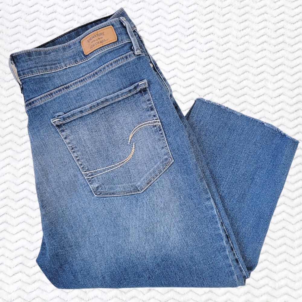 Levi's Signature Modern Slim Medium Wash Cutoff Capris - Raw Hem